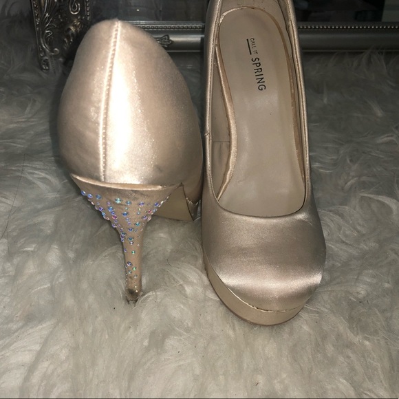 US 8.5 champagne heels with crystals - Picture 1 of 3